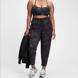 GapFit Recycled Runaround Joggers in Camo size medium